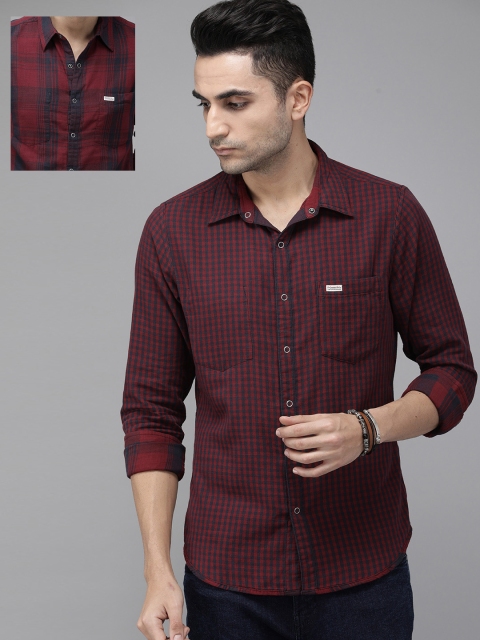 

Roadster Men Maroon & Navy Blue Regular Fit Checked Casual Reversible Shirt