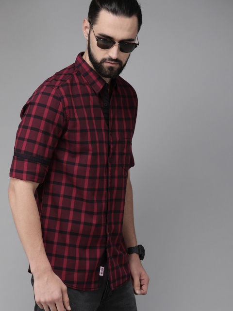 

Roadster Men Maroon & Black Regular Fit Checked Casual Shirt