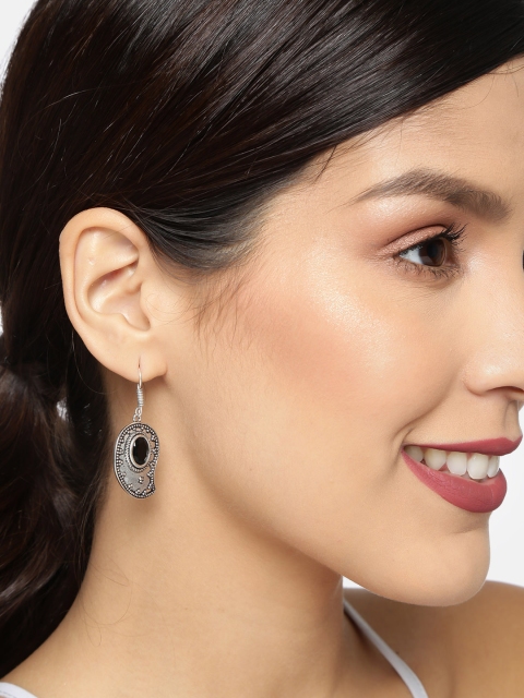 

Ayesha Silver-Toned & Black Leaf Shaped Drop Earrings