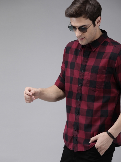 

Roadster Men Maroon & Black Regular Fit Checked Casual Shirt