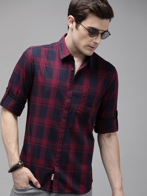 

Roadster Men Maroon & Navy Blue Regular Fit Checked Casual Shirt