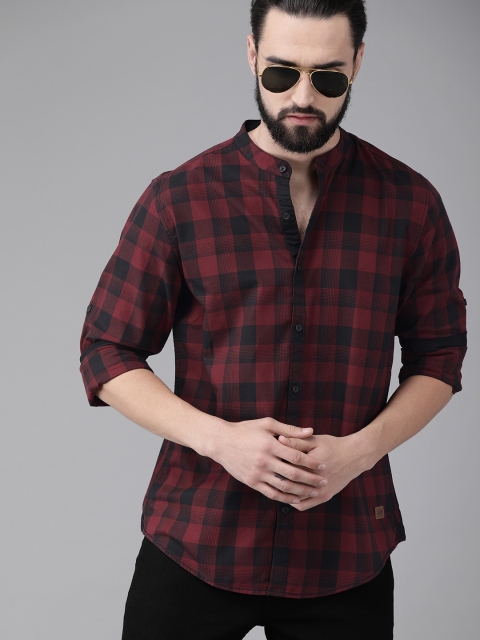

Roadster Men Black & Maroon Regular Fit Checked Casual Shirt