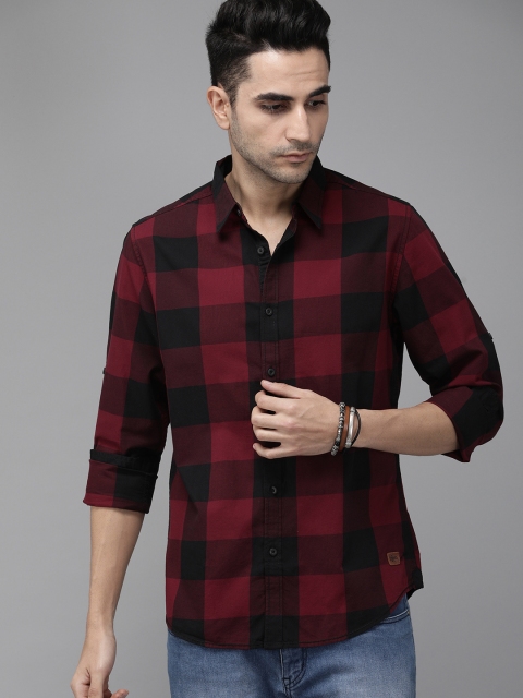 

Roadster Men Red & Black Regular Fit Checked Casual Shirt