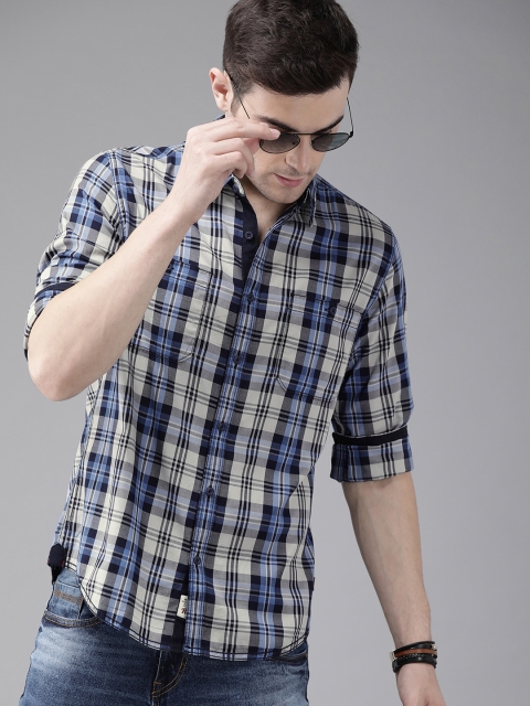 

The Roadster Lifestyle Co Men Blue & White Regular Fit Checked Casual Shirt