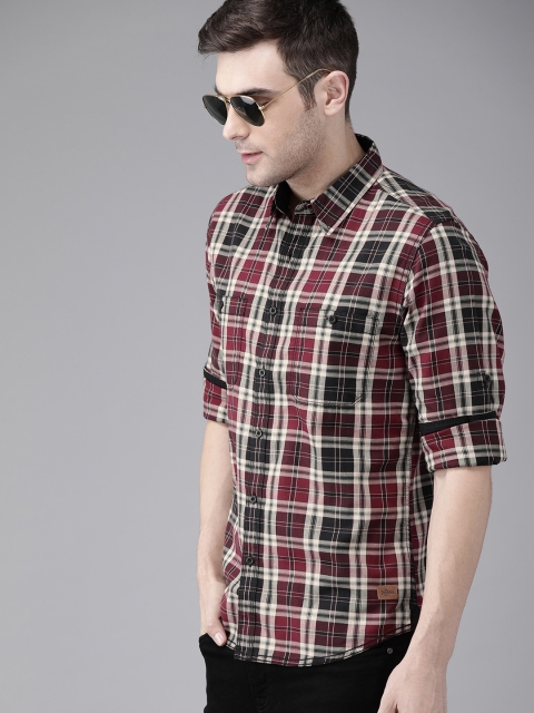 

Roadster Men Maroon & Green Regular Fit Checked Casual Shirt