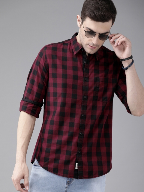 

Roadster Men Maroon & Navy Blue Regular Fit Checked Casual Shirt