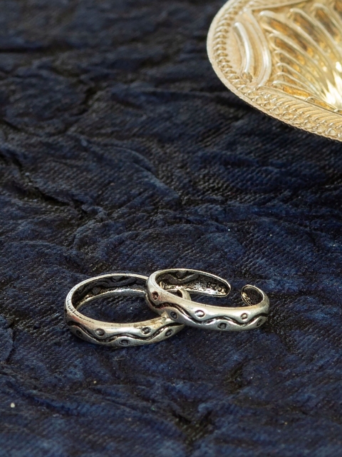 

Unniyarcha Jewellery Set of 2 Oxidised 92.5 Pure Silver Toe Rings