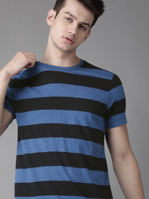 

Roadster Men Blue Striped Round Neck T-shirt