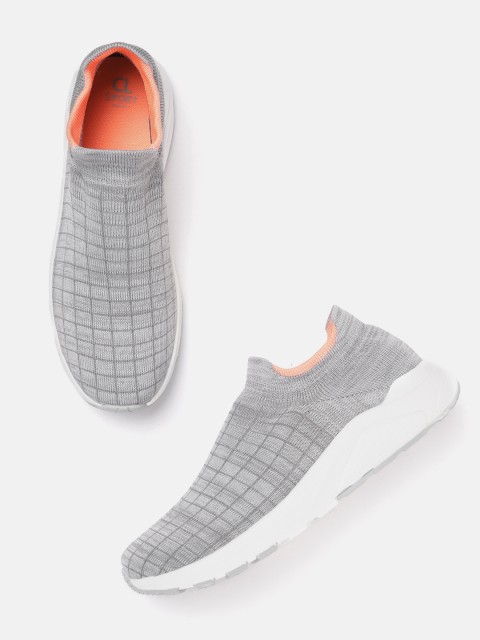 

Carlton London sports Men Grey Woven Design Running Shoes