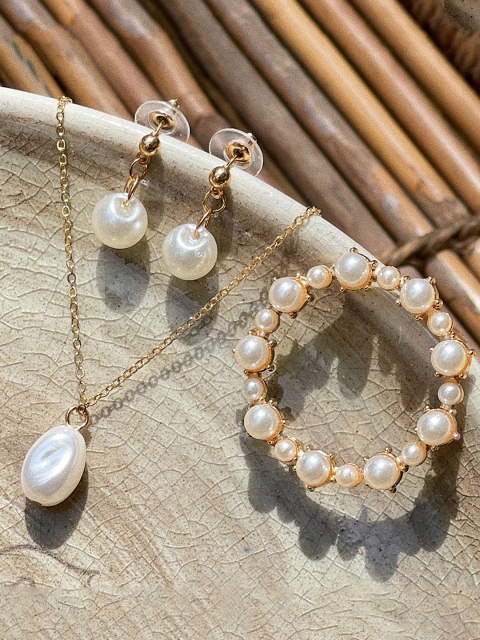 

Ayesha Women Gold-toned & Pearl-studded Jewellery Set