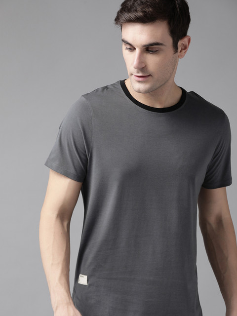 

Roadster Men Charcoal Grey Solid Round Neck T-shirt
