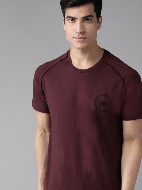 

Roadster Men Burgundy Solid Round Neck T-shirt