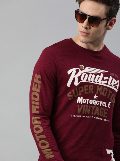 

The Roadster Lifestyle Co Men Burgundy Printed Round Neck Pure Cotton T-shirt