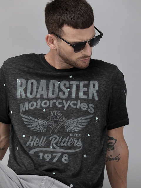 

Roadster Men Black & Grey Printed Round Neck Typography T-shirt