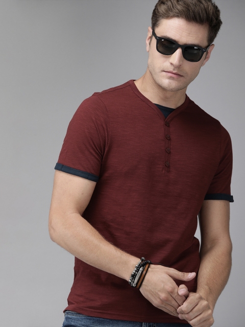 

Roadster Men Maroon Solid Round Neck T-shirt With Button Detailing