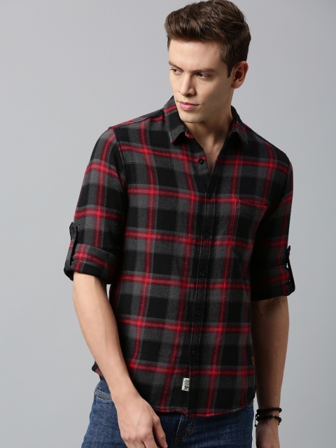 

Roadster Men Black & Red Regular Fit Checked Casual Shirt