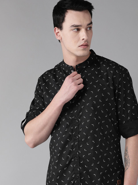 

The Roadster Lifestyle Co Men Black & White Regular Fit Printed Casual Shirt