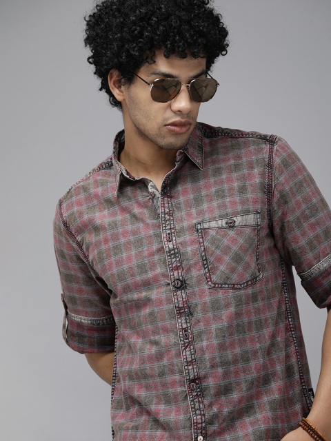 

The Roadster Lifestyle Co Men Grey & Pink Checked Casual Shirt