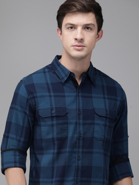 

The Roadster Lifestyle Co Men Blue Regular Fit Checked Casual Shirt