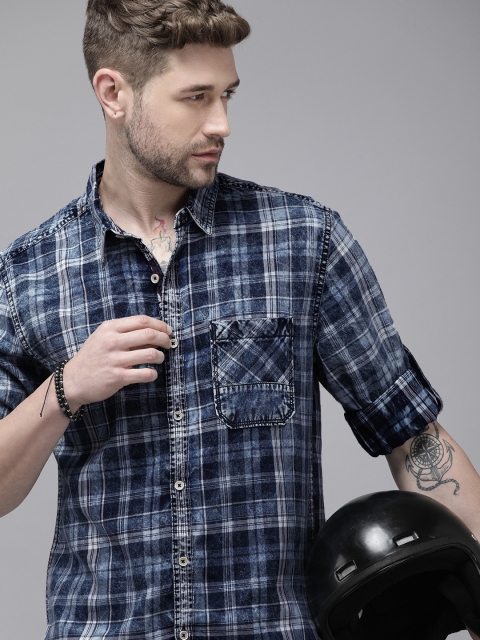 

The Roadster Lifestyle Co Men Navy Blue & White Checked Casual Shirt