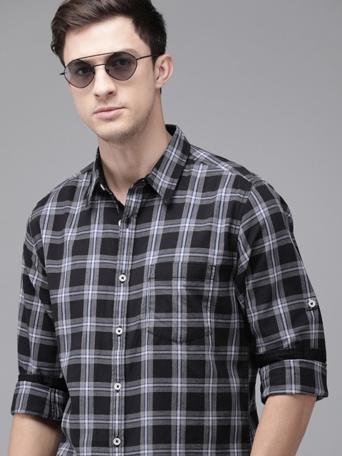 

The Roadster Lifestyle Co Men Black & Grey Regular Fit Checked Casual Shirt