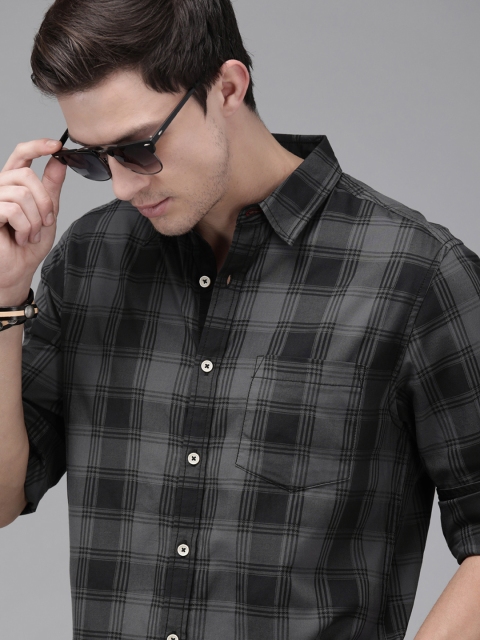 

The Roadster Lifestyle Co Men Charcoal Grey & Black Regular Fit Checked Casual Shirt