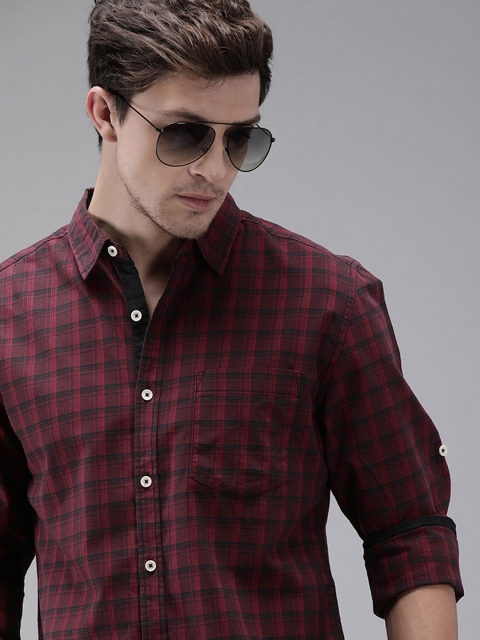 

The Roadster Lifestyle Co Men Maroon & Black Regular Fit Checked Casual Shirt