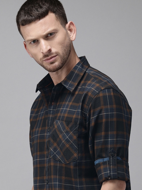 

Roadster Men Black & Brown Regular Fit Checked Casual Shirt