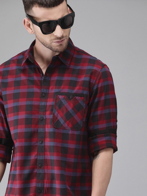 

The Roadster Lifestyle Co Men Maroon Regular Fit Checked Casual Shirt