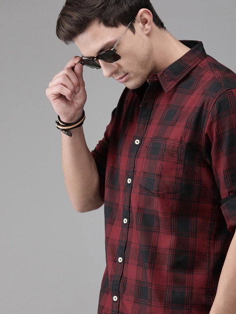 

Roadster Men Red & Black Regular Fit Checked Casual Shirt