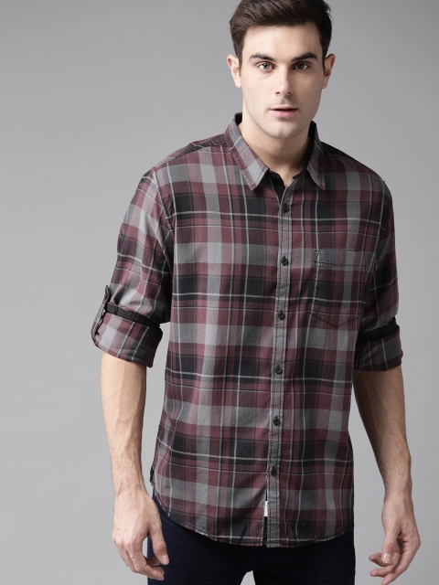 

Roadster Men Maroon & Charcoal Grey Regular Fit Checked Casual Shirt