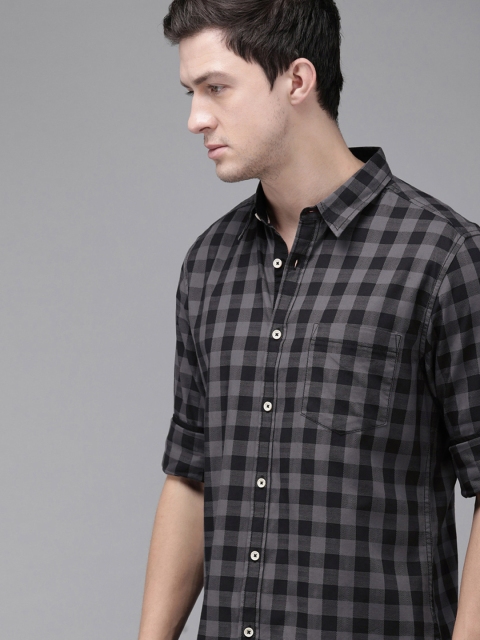 

The Roadster Lifestyle Co Men Grey & Black Regular Fit Checked Casual Shirt