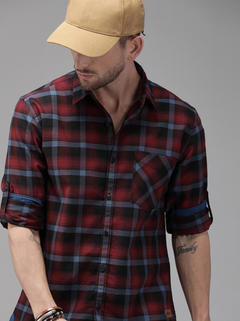 

The Roadster Lifestyle Co Men Maroon & Blue Regular Fit Checked Casual Shirt
