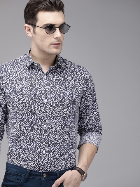 

TrueModa Men White & Navy Blue Slim Fit Printed Smart Casual Shirt