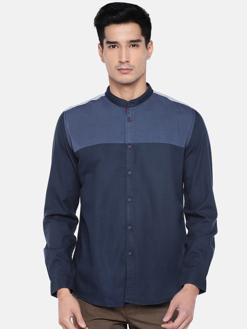 

Turtle Men Navy Blue Relaxed Slim Fit Colourblocked Casual Shirt