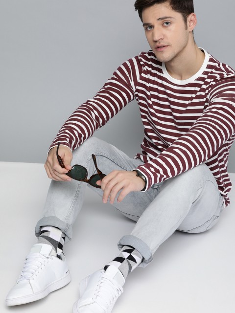 

SINGLE Men White & Burgundy Striped Slim Fit Round Neck T-shirt