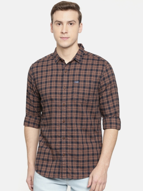 

Wrangler Men Brown & Navy Blue Regular Fit Checked Casual Shirt