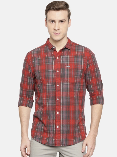 

Wrangler Men Red & Green Regular Fit Checked Casual Shirt