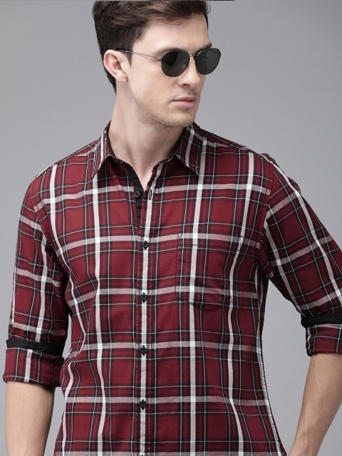 

The Roadster Lifestyle Co Men Maroon & White Regular Fit Checked Casual Shirt