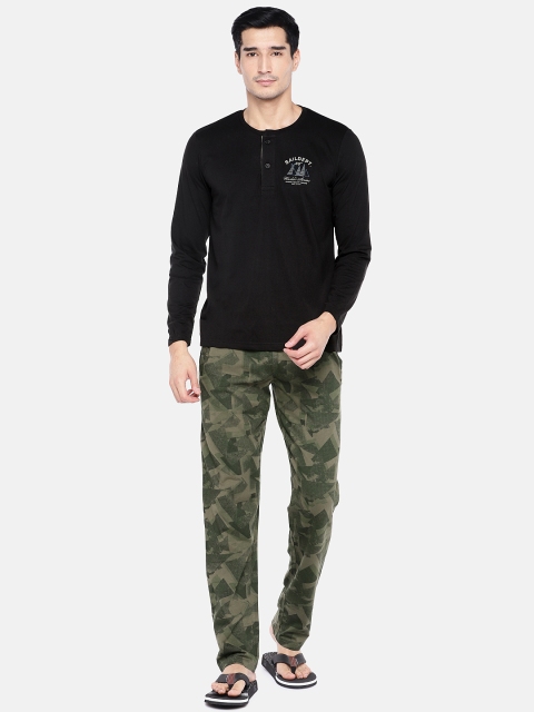 

Sweet Dreams Men Black & Olive Green Solid Night Suit