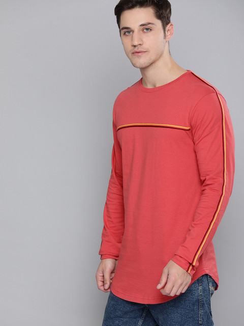 

Difference of Opinion Men Coral Red Solid Round Neck Pure Cotton T-shirt With Striped Detailing