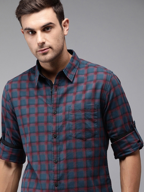 

The Roadster Lifestyle Co Men Blue & Red Regular Fit Checked Casual Shirt