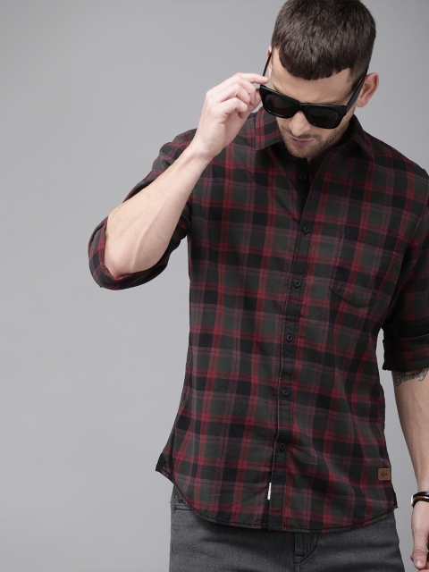 

Roadster Men Olive Green & Maroon Regular Fit Checked Casual Shirt