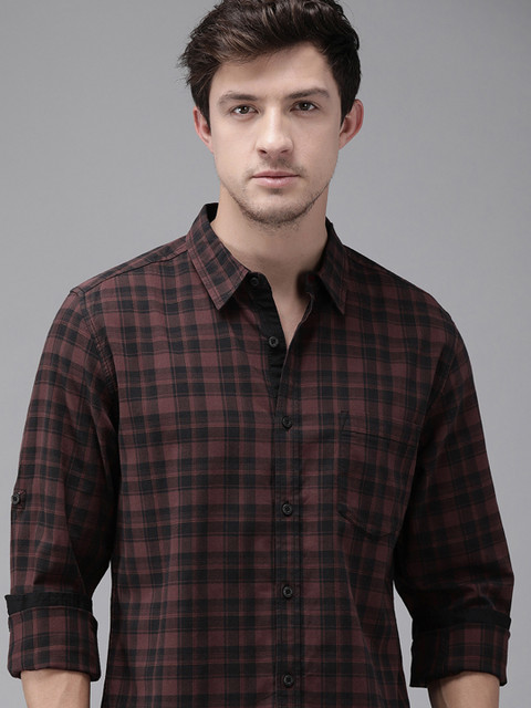 

Roadster Men Maroon & Black Regular Fit Checked Casual Shirt