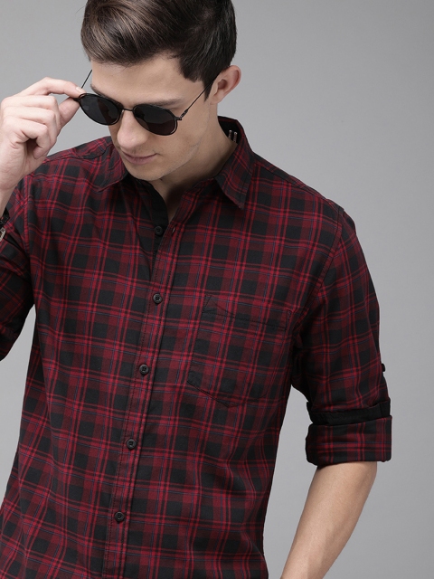 

Roadster Men Red & Black Regular Fit Checked Casual Shirt