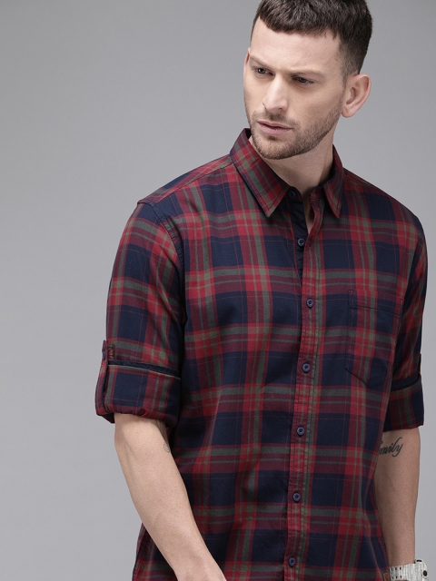 

Roadster Men Red & Navy Blue Regular Fit Checked Casual Shirt