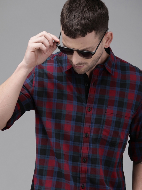 

Roadster Men Red & Blue Regular Fit Checked Casual Shirt