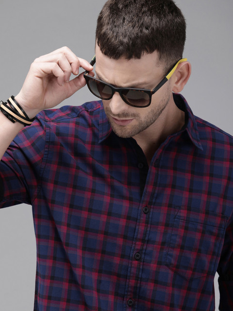 

Roadster Men Navy Blue & Red Regular Fit Checked Casual Shirt