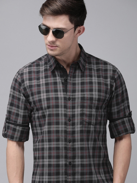 

Roadster Men Grey & Black Regular Fit Checked Casual Shirt