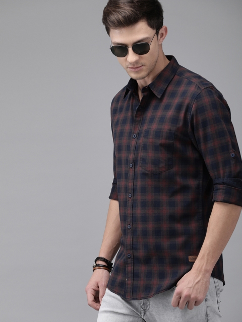 

Roadster Men Maroon & Navy Blue Regular Fit Checked Casual Shirt